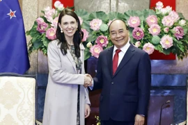 Chủ tịch nước Nguyễn Xuân Phúc tiếp Thủ tướng New Zealand Jacinda Ardern. (Ảnh: Thống Nhất/TTXVN)