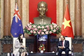 Chủ tịch nước Nguyễn Xuân Phúc tiếp Thủ tướng New Zealand Jacinda Ardern. (Ảnh: Thống Nhất/TTXVN)