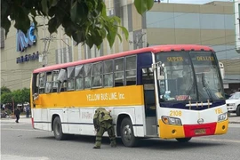 Lực lượng chức năng điều tra tại hiện trường một vụ nổ trên xe buýt ở thành phố Koronadal, tỉnh South Cotabato, Philippines ngày 25/5. (Ảnh: Twitter/TTXVN)