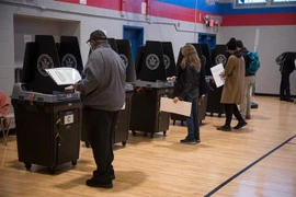 Cử tri bỏ phiếu trong cuộc bầu cử Quốc hội giữa nhiệm kỳ tại New York, Mỹ ngày 8/11/2022. (Ảnh: THX/TTXVN)