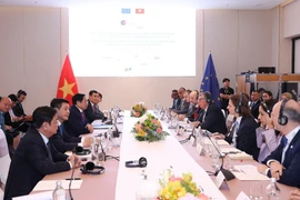 Thủ tướng Phạm Minh Chính với lãnh đạo cấp cao các tập đoàn hàng đầu châu Âu. 