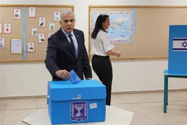 Thủ tướng Israel Yair Lapid (trái) bỏ phiếu tại điểm bầu cử Quốc hội ở thành phố Tel Aviv, ngày 1/11. (Ảnh: AFP/TTXVN)