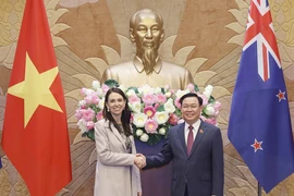 Chủ tịch Quốc hội Vương Đình Huệ và Thủ tướng New Zealand Jacinda Ardern chụp ảnh chung. 