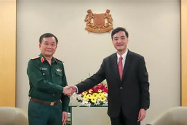 Thứ trưởng Hoàng Xuân Chiến hội kiến với Ngài Heng Chi How, Quốc vụ khanh cấp cao phụ trách quốc phòng Singapore ngày 3/11. (Ảnh: Lê Dương/TTXVN)