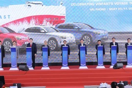 Thủ tướng Phạm Minh Chính và các đại biểu thực hiện nghi lễ xuất khẩu lô xe ôtô điện Vinfast. 