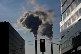 Khói bốc lên từ một nhà máy xử lý rác thải ở Paris, Pháp ngày 18/9. (Ảnh: AFP/TTXVN)