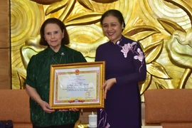 Chủ tịch Liên hiệp các tổ chức hữu nghị Việt Nam (VUFO) Nguyễn Phương Nga trao tặng bằng khen cho bà Poldi María Sosa Schmidt, Chủ tịch Viện Văn hóa Argentina-Vietnam (ICAV). (Ảnh: Lê Hà/Vietnam+)