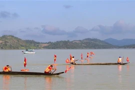 Các đội thi tranh tài trong những nội dung đua thuyền độc mộc. (Ảnh: Hồng Điệp/TTXVN)