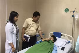 Đại diện Đoàn kiểm tra Sở Y tế Khánh Hòa đến thăm các bệnh nhân là học sinh trường iSchool Nha Trang bị ngộ độc thực phẩm đang được điều trị nội trú tại các bệnh viện trên địa bàn tỉnh Khánh Hòa. (Ảnh: TTXVN phát)