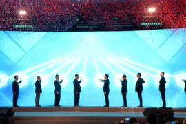 Các đại biểu bấm nút khởi công dự án Khu công nghiệp Gilimex tại Thừa Thiên-Huế. (Ảnh: Tường Vi/TTXVN)