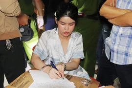 Đối tượng Phạm Thị Quỳnh Trang (sinh năm 1998) bị bắt giữ về hành vi tàng trữ trái phép ma túy. (Ảnh: TTXVN phát)