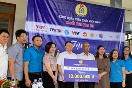 Ngày 23/11, đại diện các đơn vị trong Khối Thi đua III - Công đoàn Viên chức Việt Nam trao nhà tình nghĩa cho 2 gia đình thuộc diện chính sách có hoàn cảnh đặc biệt khó khăn của tỉnh Quảng Trị. (Ảnh: Thanh Thủy/Vietnam+)