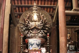 Tượng Phật bà Quan âm nghìn mắt nghìn tay - Bảo vật Quốc gia, là một kiệt tác về nghệ thuật điêu khắc truyền thống. (Ảnh: Thanh Thương/TTXVN) 
