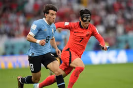 Pha tranh bóng giữa cầu thủ Uruguay Facundo Pellistri (trái) và cầu thủ Hàn Quốc Son Heung-min. (Ảnh: THX/ TTXVN)