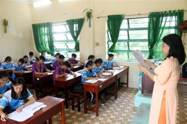 Cô giáo và học sinh trường Phổ Trường Dân tộc nội trú Trung học phổ thông Kiên Giang. (Ảnh: Hồng Đạt/TTXVN)