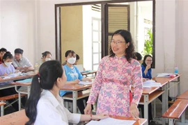 Nhà giáo Ưu tú, Phó Giáo sư, Tiến sỹ Lê Thị Phương Ngọc trong một giờ lên lớp với sinh viên Sư phạm Toán K4, Trường Đại học Khánh Hòa. (Ảnh: Phan Sáu/TTXVN)