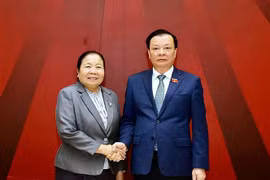 Ông Đinh Tiến Dũng, Ủy viên Bộ Chính trị, Bí thư Thành ủy Hà Nội đón bà Sisay Leudetmounsone, Ủy viên Bộ Chính trị, Bí thư Trung ương Đảng, Trưởng Ban Tổ chức Trung ương Đảng Nhân dân Cách mạng Lào. (Ảnh: An Đăng/TTXVN)