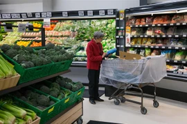 Khách hàng mua sắm tại một siêu thị ở Auckland, New Zealand, ngày 5/10. (Ảnh: THX/TTXVN)