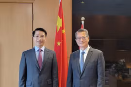 Tổng Lãnh sự Việt Nam tại Hong Kong Phạm Bình Đàm (bên trái) tại cuộc gặp với ông Paul Chan, Giám đốc Sở Tài chính Hong Kong. (Ảnh do Tổng lãnh sự quán cung cấp).
