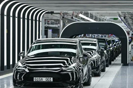 Sản phẩm xe ôtô điện tại nhà máy của Tesla ở Gruenheide, Berlin (Đức). (Ảnh: AFP/TTXVN)