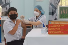 Nhân viên Y tế thành phố Tuy Hòa tiêm vaccine phòng COVID-19 cho trẻ em. (Ảnh: Xuân Triệu/TTXVN)
