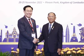 Chủ tịch Quốc hội Vương Đình Huệ chào xã giao Chủ tịch AIPA-43 Samdech Heng Samrin. (Ảnh: Doãn Tấn/TTXVN)