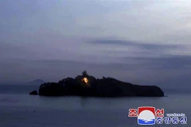 Một vụ phóng thử tên lửa hành trình tầm xa do Học viện Khoa học Quốc phòng Triều Tiên tiến hành tại một địa điểm không xác định. (Ảnh: AFP/TTXVN)