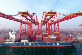 Cảng container ở Nhật Chiếu, tỉnh Sơn Đông, Trung Quốc, ngày 26/1. (Ảnh: THX/TTXVN)