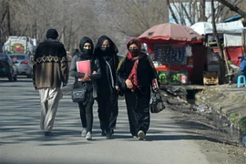 Người dân di chuyển trên đường phố tại Kabul, Afghanistan, ngày 26/2. (Ảnh: AFP/TTXVN)