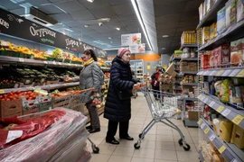 Người dân mua hàng tại siêu thị ở Moskva, Nga, ngày 6/4. (Ảnh: AFP/ TTXVN)