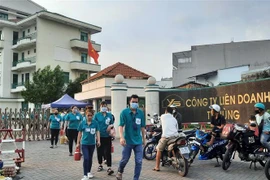 Công nhân Công ty TNHH Tỷ Hùng bị thông báo nghỉ việc từ ngày 1/12. (Ảnh: TTXVN phát)