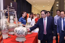 Thủ tướng Phạm Minh Chính tham quan trưng bày sản phẩm đạt Thương hiệu quốc gia Việt Nam năm 2022. (Ảnh: Dương Giang/TTXVN)