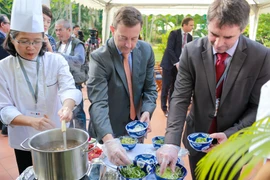 Đại sứ Pháp tại Việt Nam, ngài Bertrand Lortholary trổ tài nấu món Phở. (Ảnh: Minh Sơn/Vietnam+)