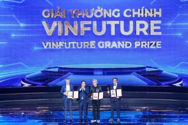 5 nhà khoa học giành giải thưởng cao nhất của VinFuture 2024 vì những đóng góp đột phá để thúc đẩy sự tiến bộ của học sâu. (Ảnh: Minh Sơn/Vietnam+)