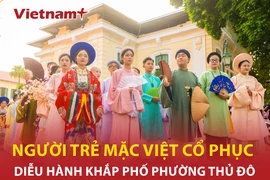 Diễu hành trang phục cổ của Việt Nam trên đường phố Thủ đô Hà Nội