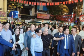 Thủ tướng Phạm Minh Chính cùng CEO NVIDIA dạo phố cổ Hà Nội và uống bia