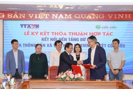 Thông tấn xã Việt Nam ký kết thoả thuận hợp tác với trình duyệt Made in Vietnam Cốc Cốc. (Ảnh: Minh Sơn/Vietnam+)