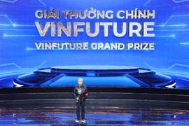 Ông Jensen Huang, CEO của NVIDIA - tập đoàn công nghệ hàng đầu thế giới cùng 4 nhà khoa học khác được trao Giải thưởng Chính VinFuture 2024. (Ảnh: Minh Sơn/Vietnam+)