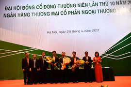 Các thành viên được bầu bổ sung vào HĐQT Vietcombank nhiệm kỳ 2013-2018 ra mắt tại đại hội. (Nguồn: Vietcombank) 