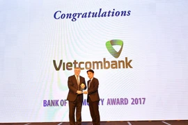Đại diện Vietcombank, ông Thomas William Tobin – Giám đốc Khối Bán lẻ (bên trái) nhận giải thưởng từ Ban tổ chức. (Nguồn: Vietcombank)