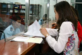 Doanh nghiệp làm thủ tục thông quan tại cửa khẩu Tân Thanh, Lạng Sơn. (Ảnh: Thái Thuần/TTXVN)