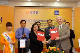 Lãnh đạo hai bên tham gia ký kết. (Nguồn: SHB)