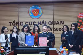 Lãnh đạo Tổng cục Hải quan và LienVietPostBank tham gia ký kết. (Nguồn: LienVietPostBank)