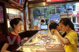 Giao dịch vàng tại Bảo Tín Minh Châu. (Ảnh: Đức Duy/Vietnam+)