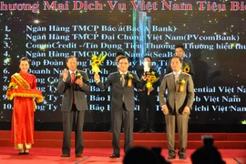 Ông Lê Văn Tần (giữa) đại diện SeABank nhận giải thưởng từ Bộ Công. (Nguồn: SeABank)