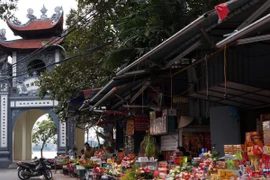 Hầu hết các sạp bán đồ lễ tại các đình, chùa đều có hòm đổi tiền mệnh giá nhỏ. (Ảnh: Thu Uyên/Vietnam+)