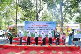 Lãnh đạo Vietcombank và lãnh đạo tỉnh Tây Ninh thực hiện nghi thức động thổ xây dựng trường tiểu học Suối Đá A. (Nguồn: VietinBank)