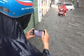 Mưa ngập tại đường Vũ Trọng Phụng đã khiến cho nhiều xe chết máy. (Nguồn: Sơn Bách/Vietnam+)