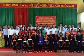 Phó Chủ tịch thường trực Quốc hội Tòng Thị Phóng cùng Đoàn công tác của Quốc hội và lãnh đạo Vietcombank chụp ảnh lưu niệm cùng các thầy cô giáo và các em học sinh trường phổ thông dân tộc nội trú THCS huyện Bắc Sơn. (Nguồn: Vietcombank)