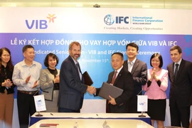 Lãnh đạo IFC và VIB ký kết hợp đồng vay vốn. (Nguồn: VIB)
